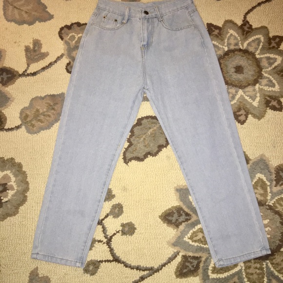 High Waisted Cropped Mom Jeans Light Wash - Picture 3 of 4